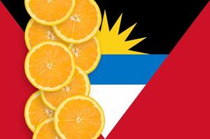 bandeira de antígua e barbuda e fatias de frutas cítricas linha vertical foto