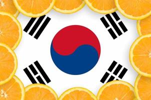 bandeira da coreia do sul no quadro de fatias de frutas cítricas frescas foto