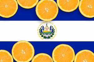 bandeira de el salvador em moldura horizontal de fatias de frutas cítricas foto