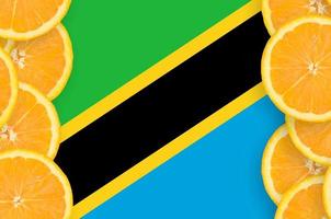 bandeira da tanzânia em moldura vertical de fatias de frutas cítricas foto