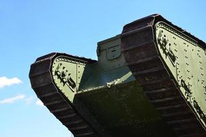 lagartas do tanque britânico verde do exército russo wrangel em kharkov contra o céu azul foto