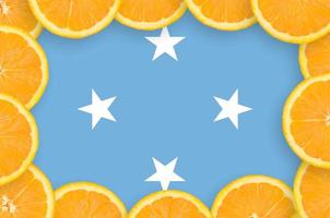 bandeira da micronésia em moldura de fatias de frutas cítricas frescas foto