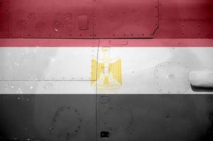 bandeira do egito retratada na parte lateral do helicóptero blindado militar closeup. fundo conceitual de aeronaves de forças do exército foto
