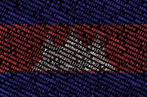 A bandeira do Camboja é mostrada na tela com o código do programa. o conceito de tecnologia moderna e desenvolvimento de sites foto