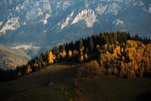 uma encantadora paisagem montanhosa nas montanhas bucegi, cárpatos, roménia. natureza de outono em moeciu de sus, transilvânia foto