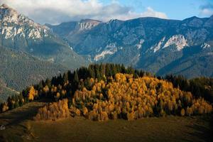 uma encantadora paisagem montanhosa nas montanhas bucegi, cárpatos, roménia. natureza de outono em moeciu de sus, transilvânia foto