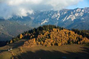 uma encantadora paisagem montanhosa nas montanhas bucegi, cárpatos, roménia. natureza de outono em moeciu de sus, transilvânia foto