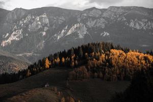 uma encantadora paisagem montanhosa nas montanhas bucegi, cárpatos, roménia. natureza de outono em moeciu de sus, transilvânia foto