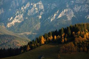 uma encantadora paisagem montanhosa nas montanhas bucegi, cárpatos, roménia. natureza de outono em moeciu de sus, transilvânia foto