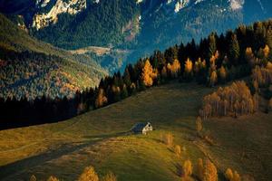 uma encantadora paisagem montanhosa nas montanhas bucegi, cárpatos, roménia. natureza de outono em moeciu de sus, transilvânia foto