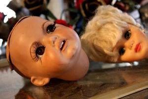 cabeças de bonecas desencarnadas vintage no balcão