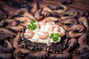 salada com caranguejos frescos do mar do norte foto