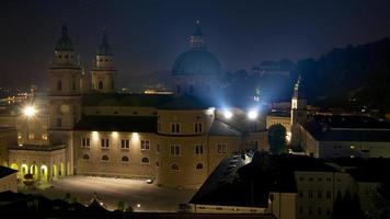 Catedral de Salzburg à noite foto