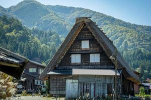 shirakawa tradicional e histórica vila japonesa shirakawago no outono. casa construída em madeira com telhado estilo gassho zukuri. shirakawa-go é patrimônio mundial da unesco e o principal ponto de referência do japão. foto