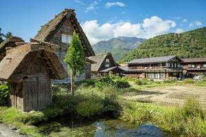 shirakawa tradicional e histórica vila japonesa shirakawago no outono. casa construída em madeira com telhado estilo gassho zukuri. shirakawa-go é patrimônio mundial da unesco e o principal ponto de referência do japão. foto