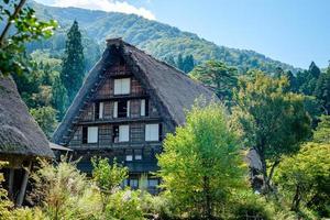 shirakawa tradicional e histórica vila japonesa shirakawago no outono. casa construída em madeira com telhado estilo gassho zukuri. shirakawa-go é patrimônio mundial da unesco e o principal ponto de referência do japão. foto