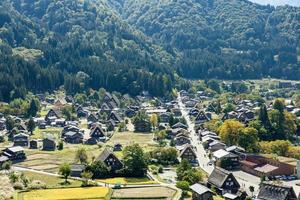 shirakawa japonês histórico. aldeia de shirakawago no outono da vista aérea. casa construída em madeira com telhado estilo gassho zukuri. shirakawa-go é patrimônio mundial da unesco e ponto de referência no japão foto