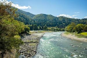 rio shokawa durante a folhagem de outono no outono em shirakawago da ponte. foto