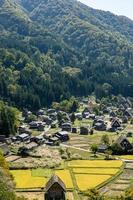 shirakawa japonês histórico. aldeia de shirakawago no outono da vista aérea. casa construída em madeira com telhado estilo gassho zukuri. shirakawa-go é patrimônio mundial da unesco e ponto de referência no japão foto