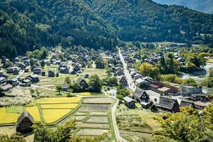 shirakawa japonês histórico. aldeia de shirakawago no outono da vista aérea. casa construída em madeira com telhado estilo gassho zukuri. shirakawa-go é patrimônio mundial da unesco e ponto de referência no japão foto