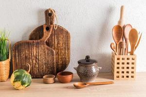 vista frontal da bancada de madeira de uma casa de campo moderna, casa de campo. utensílios de cozinha ecologicamente corretos, sem plástico. foto