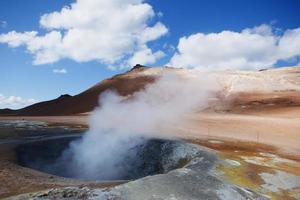 poço de lama fervente com vapor - fontes termais de Hverir, Islândia foto