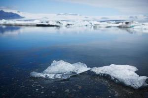 detalhe de pequeno iceberg - lago glacial jokulsarlon, Islândia foto