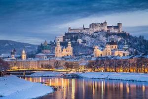 cidade histórica de Salzburg no inverno ao anoitecer, Áustria