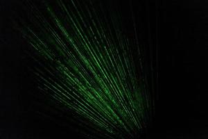 feixes de laser no escuro. raios verdes sobre fundo preto. música leve cor brilhante. foto