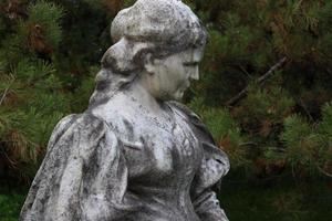 a grande dama de calata, uma estátua do escultor cluj kolozsvari szeszak ferenc vista durante o outono foto