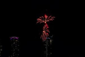 fogos de artifício no rio no céu escuro foto