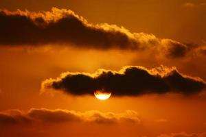 o sol é a estrela mais quente da nossa galáxia em torno da qual a Terra gira. foto