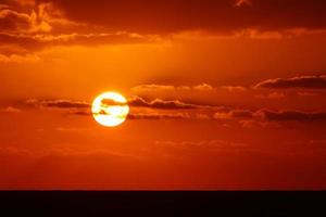 o sol é a estrela mais quente da nossa galáxia em torno da qual a Terra gira. foto