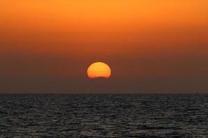 o sol é a estrela mais quente da nossa galáxia em torno da qual a Terra gira. foto