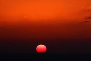 o sol é a estrela mais quente da nossa galáxia em torno da qual a Terra gira. foto