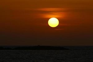 o sol é a estrela mais quente da nossa galáxia em torno da qual a Terra gira. foto