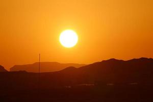 o sol é a estrela mais quente da nossa galáxia em torno da qual a Terra gira. foto