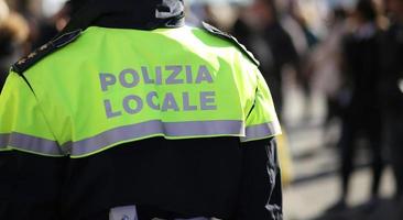 policial italiano com uniforme de policial