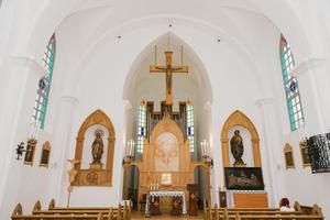 minsk, bielorrússia. agosto de 2021. o interior da igreja zolotogorsky da santíssima trindade de st. roch foto