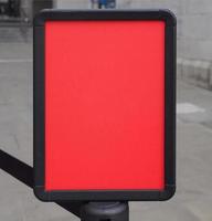sinal em branco com fundo vermelho foto