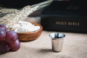 conceito de eucaristia ou santa comunhão do cristianismo. Eucaristia é sacramento instituído por Jesus. durante a última ceia com os discípulos. pão e vinho é corpo e sangue de jesus cristo dos cristãos. foto