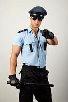 policial com cassetete foto