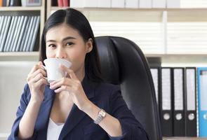 mulher de negócios tomando café foto