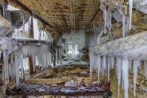 muitos pingentes de beleza sob a velha ponte abandonada foto