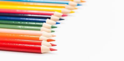 lápis de várias cores. o conceito de família multinacional e a igualdade no mundo. foto