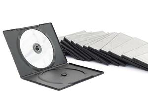 caixa de dvd com disco em fundo branco foto