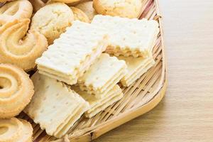 biscoitos na tigela de bambu foto