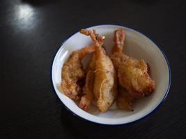 camarão empanado frito ou bolinhos de camarão frito. comida tailandesa foto