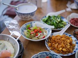 mingau de arroz e acompanhamento. conceito de café da manhã estilo tailandês foto