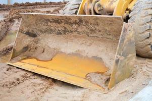 caçamba pesada industrial de metal de ferro grande de escavadeira, escavadeira, equipamento de construção especializado para reparo de estradas e escavação da terra foto